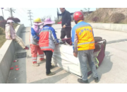 路面打滑老人遇险，万秀保洁班组快速救援化险为夷